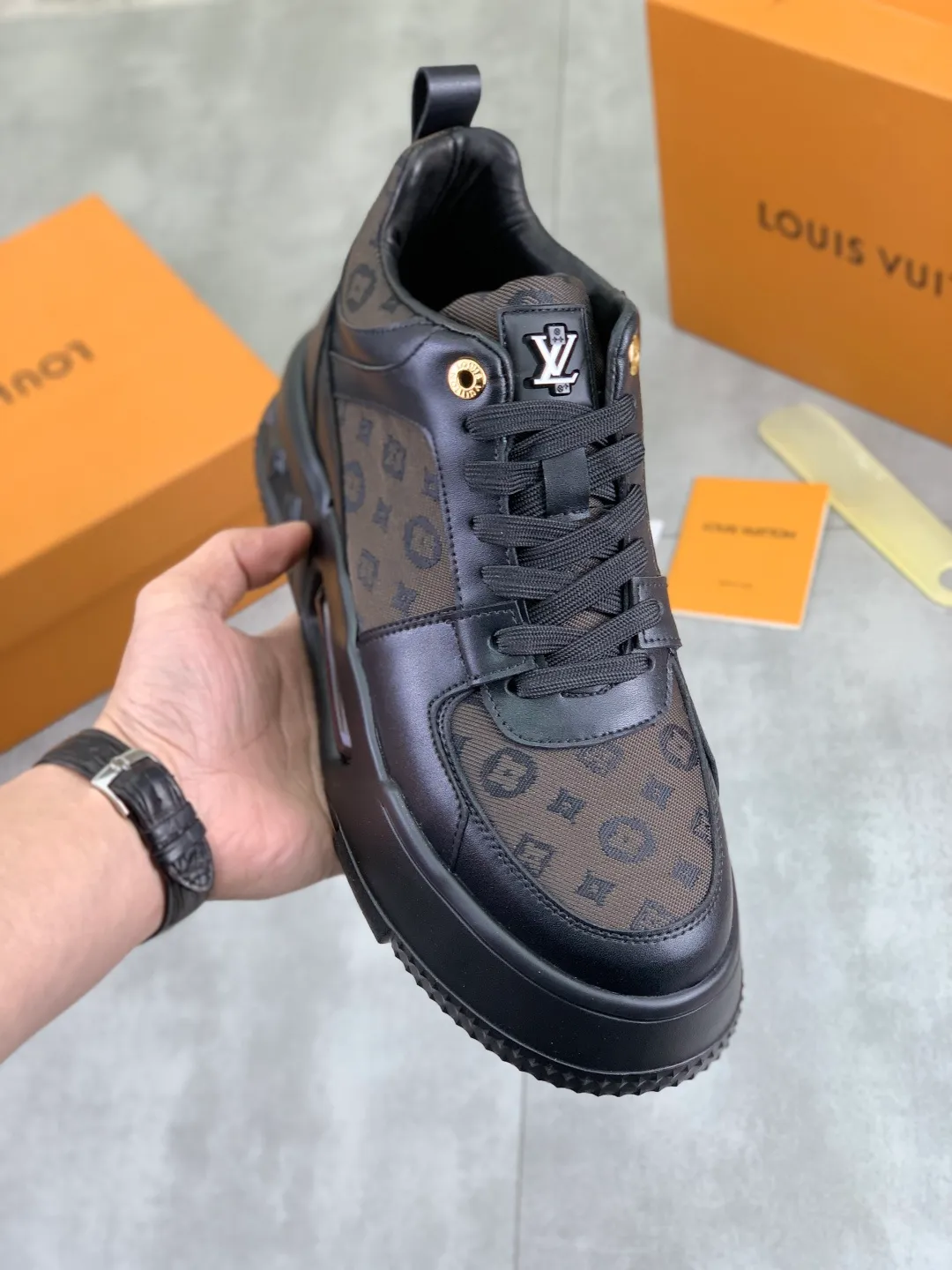Men's men's shoes 💰P440 new style 💶【LOUIS VUITTON) new high top🍀LV Louis Vuitton *—— LV classic high top trendy shoes! Made of imported original soft calfskin, water-dyed pigskin lining. Original wear-resistant rubber outsole! High quality products! Code number: 38-44 Color: 3️⃣ colors available